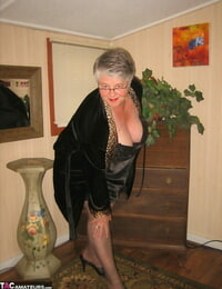 Thick old woman Girdle Queen doffs ebony underwear to pose naked in pantyhose