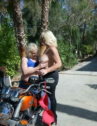 anziani Bionda lesbiche andare Topless all'aperto su un Moto