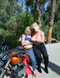 ouder Blond lesbische vrouwen ga Topless buiten op een motorfiets