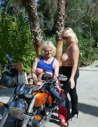mais velhos Loira lésbicas ir Topless ao ar livre no um Moto