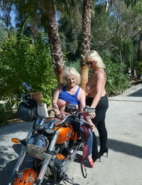 老年 金发女郎 女同性恋者 去 赤裸上身的 户外活动 上 一个 摩托车