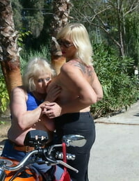 mais velhos Loira lésbicas ir Topless ao ar livre no um Moto