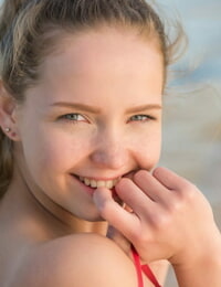 Urocze nastolatek z A cienki ciało Faina  pokazuje jej Cipa na w Plaża