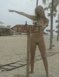 业余的 女朋友 卢巴 B 炫耀 她的 裸体的 身体 上 的 沙 海滩