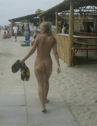Любительское девушка Люба Б кичится ее ню Тело на В Сэнди пляж
