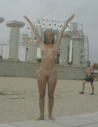 amador Namorada luba B ostenta ela Nude corpo no o Sandy praia