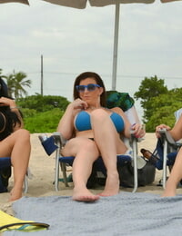 drie rondborstige Strand Babes trek opzij Bikini tops naar pronk groot tieten :Door: De Water