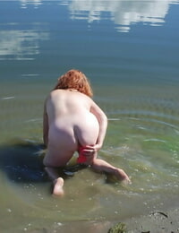 빨강 머리 아마추어 Misha 커버 그 크 가슴 에 진흙 동 에 얕은 water
