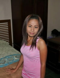 jong op zoek Aziatische meisje krijgt Totaal naakt voor een pov Blowjob krijgt aan de gang