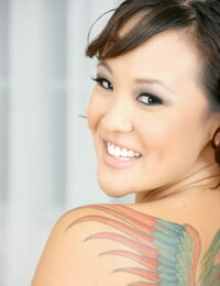 aziatische Brunette Jandi Lin laat een sexy tattoo op haar terug voor zuigen een dick