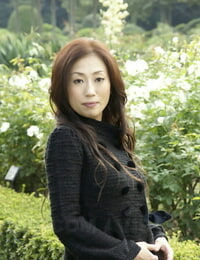 volledig Gekleed japans tiener modellen in De Park in zwart kleding en kousen
