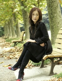 完全 穿着衣服 日本 青少年 模型 在 的 公园 在 黑色的 衣服 和 丝袜