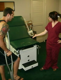 Sağlık Sekreter Dakota takılar alır Çıplak Gerizekalı kapalı bir adam içinde muayene oda