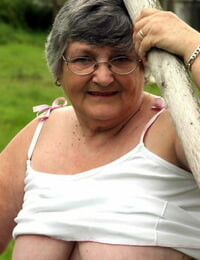 पुराना ब्रिटिश महिला दादी लिब्बी उजागर करता है उसके स्तन पर एक पिछवाड़े बेंच बोलबाला