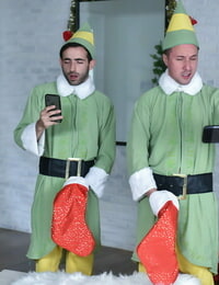 Splendida milf in un Natale corsetto Brandi amore ottiene scopata :Da: due Santas aiutanti