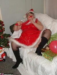 Obese nan Grandma Libby sucks and smallish Santa on a covered couch