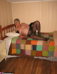 vecchio grassi cintura Dea ottiene nudo in Il suo Camera da letto mentre Indossare Nero guanti