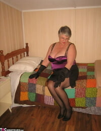 القديمة الدهنية حزام آلهة يحصل عارية في لها غرفة نوم في حين ارتداء الأسود قفازات