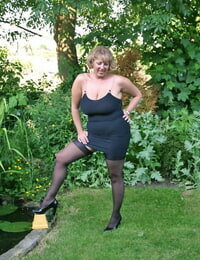 Yağ eski Kadın Curvy Claire ayarlar onu Dev Boobs gevşek içinde arka bahçe