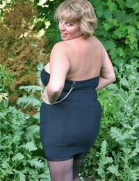 الدهون كبار السن امرأة متعرج كلير مجموعات لها عملاق الثدي فضفاضة في الفناء الخلفي