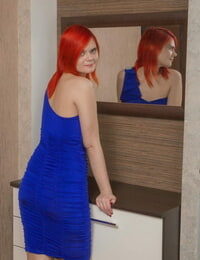 लाल बालों वाली जानेमन ishtar स्ट्रिप्स उसके नीले sundress और flaunts उसके बुश