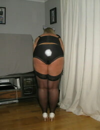 سميكة شقراء كريسي المملكة المتحدة يحرر لها الثدي & كس من كوكتيل نادلة الملابس