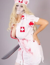 alt Licht Behaarte junge Savana liquidiert ein Krankenschwester uniform während ein Cosplay Episode