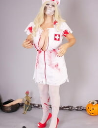 vecchio luce Capelli neonata Savana liquida un infermiera uniforme durante un cosplay Episodio