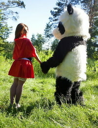 teen Mädchen Madelyn bekommt Knallte :Von: ein panda in winzige Crimson Geländer Fetisch Maske Behandlung von