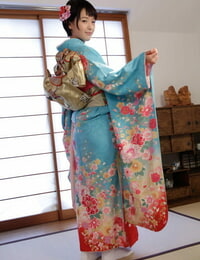 एशियाई स्वीटी मारी haneda हो जाता है उसके चित्र घुसा दिया में गर्म लैस का जांघिया