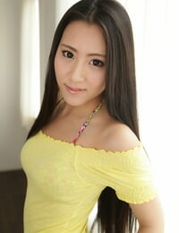 अंधेरे बालों वाली एशियाई लड़की रेन Azumi छिलके बंद और हो जाता है खेला इससे पहले एक गैर पारंपरिक tart\'s