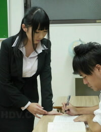 Азии учитель с Большой сиськи мичиру Огава получает ее волосистая киска фаршированные глубоко