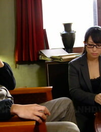 مثير الآسيوية فاتنة في نظارات نانا kunimi يعطي اللسان و يأكل نائب الرئيس