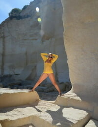 maduro mulher Doce Susi stands nu no rochas com ela pernas Espalhar além