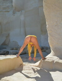 Maduro mujer Dulce susi stands desnudo en las rocas Con su Las piernas propagación aparte