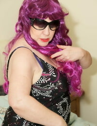 紫 髪 温暖 老婆 珍しい saggy hooters & sans ブラ 足 へ 遊び道具がいっぱい に rosebutt