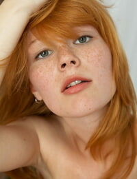 أحمر الشعر في سن المراهقة مع لطيفة الثدي ميا sollis يطرح عارية في A منفردا