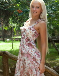 hot blond Alysha doffs haar jurk in De fontein naar nat haar Slank tiener lichaam