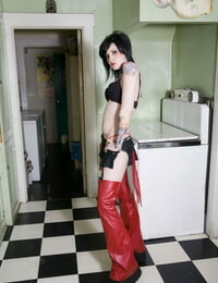 sexy cosplay signora melodie pose in Crimson chaps & capezzolo pasties in il cucina