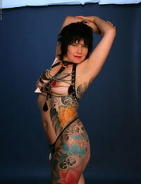 Dövmeli Esmer Michelle aston modelleri Fetiş Giyim içinde bir Tanga