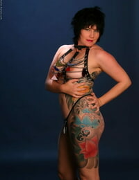 getatoeëerde Brunette Michelle aston modellen Fetish Slijtage in een Thong