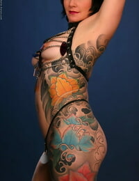 Dövmeli Esmer Michelle aston modelleri Fetiş Giyim içinde bir Tanga