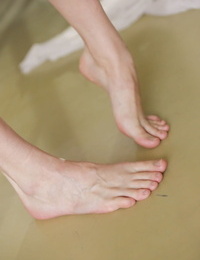 迷人 赤脚 贝贝 阿莱西亚 福克斯 炫耀 她的 性感的 赤裸裸的 脚趾 穿着 内衣