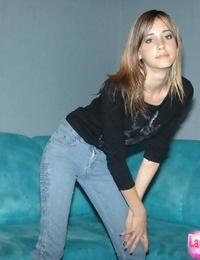 junge weiß Mädchen deckt Ihr Kleine Titten vor Nehmen aus verblasst jeans
