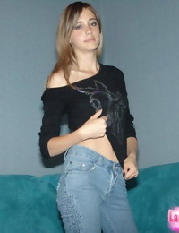 junge weiß Mädchen deckt Ihr Kleine Titten vor Nehmen aus verblasst jeans