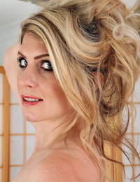 Blond volwassen moeder onthult sexy lingerie en Strips voor tepel & kut close-up