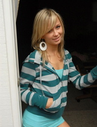 youthfull blonde dame adolescent kasia  off Son coton culotte sur de retour patio