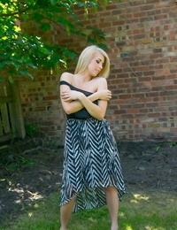 Большой сиськастый Блондинка Джоди берет офф ее Одежда на открытом воздухе в солнце ее отвисшие сиськи