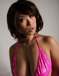 japans Vrouw model laat een borst slip gratis terwijl modellering badmode
