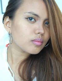 Mignon Filipina Kimar clignote Son seins et chatte au cours de photoshoot